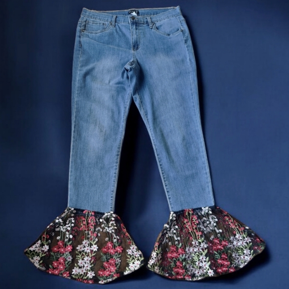 VENUS Embroidered Floral Lace Flare Denim Jeans - Picture 7 of 11